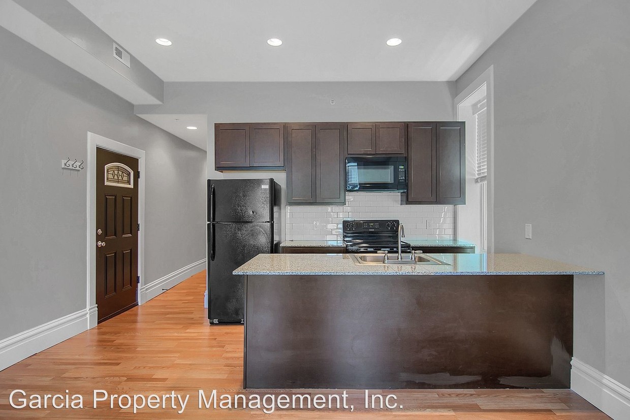 Primary Photo - 900 Barton St