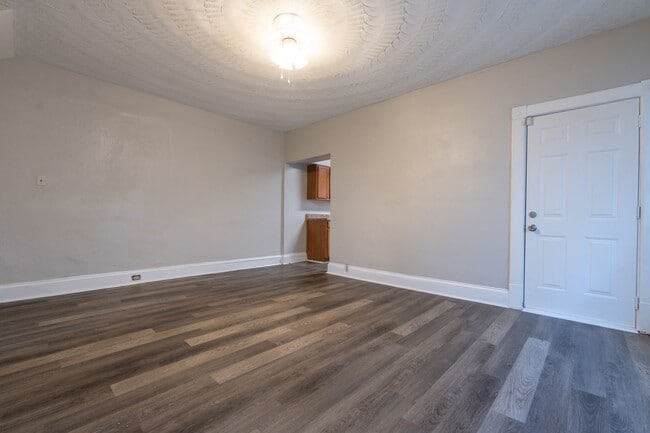 Building Photo - RB208 Poplar Ave-4 units