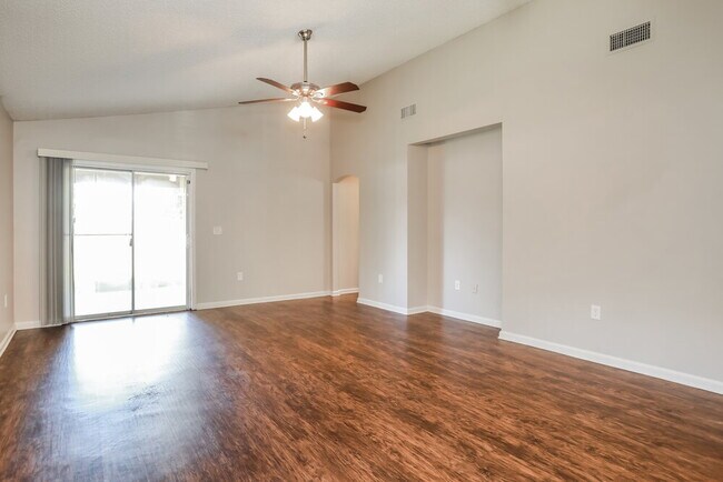 Foto del edificio - 4268 Hanging Moss Dr