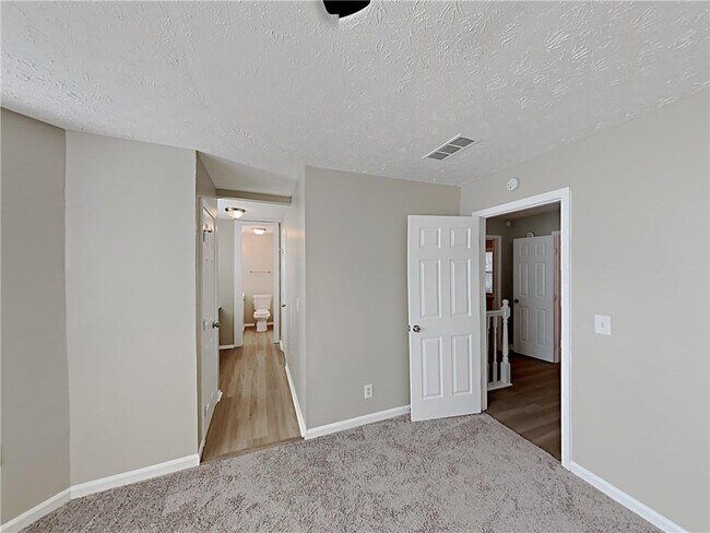 Foto del edificio - 411 River Point Dr