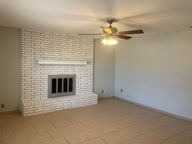 Foto del edificio - 2 Bedroom Duplex, 2 bath, carport