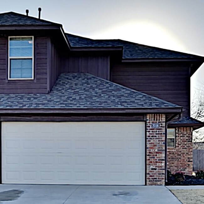 Building Photo - 3 Bed 2.5 Bath Duplex - Edmond Schools