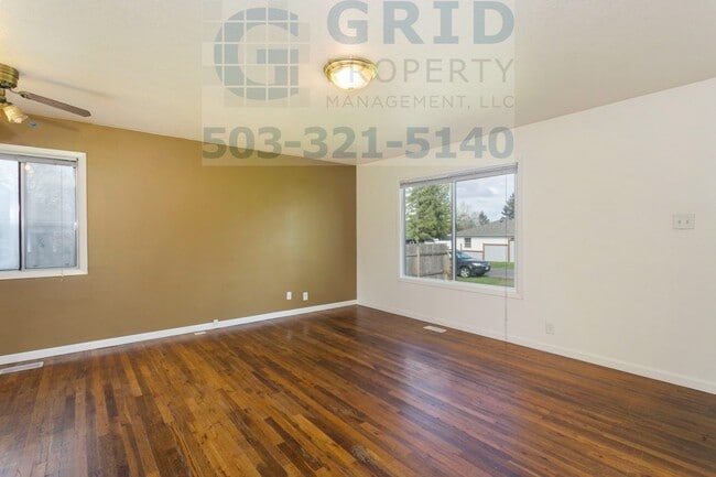 Building Photo - 2 Bedroom Bungalow in Northeast Portland - Huge Backyard!