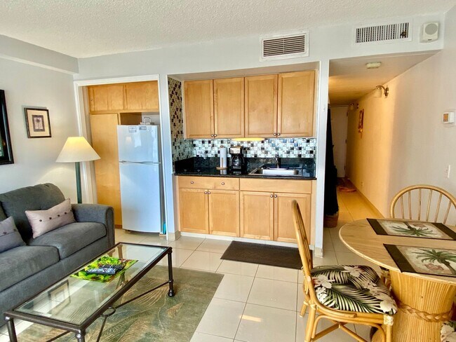 Foto del edificio - 30 Day minimum - Fully Furnished Ocean Vie...