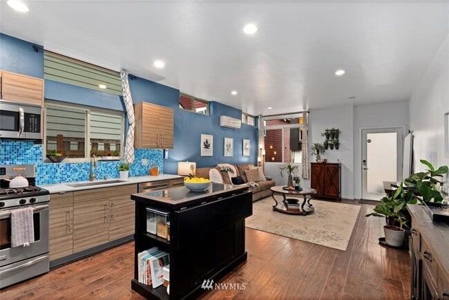 Building Photo - Modern Townhouse with Rooftop Deck & Bay V...