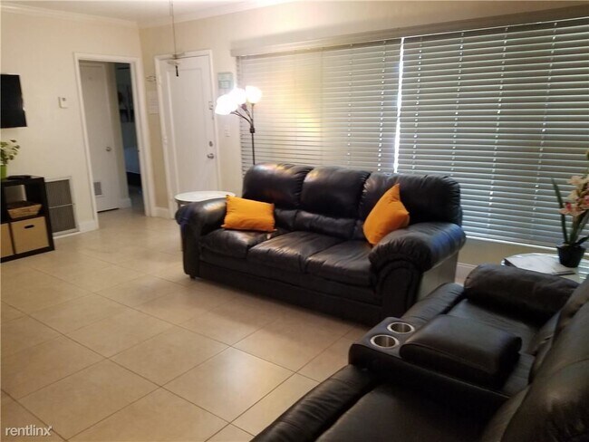 Foto del edificio - 2 br, 2 bath  - 2615 NE 33rd Ave