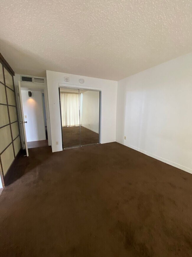 Building Photo - Makaha Valley Towers 2/1