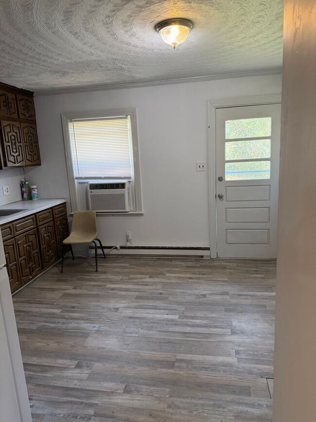 Building Photo - 915 S Kates Ln