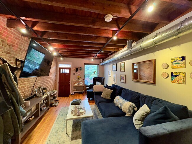 Building Photo - Charming 2-Bedroom Townhome with Fenced Ba...