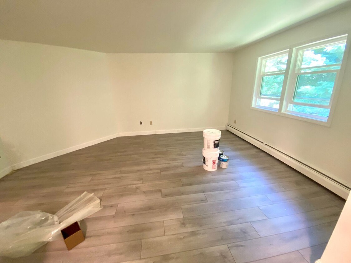 Building Photo - 2BD/1BA Second Floor Unit