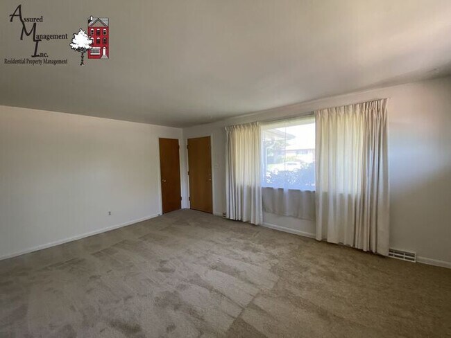 Foto del edificio - Duplex with finished basement!