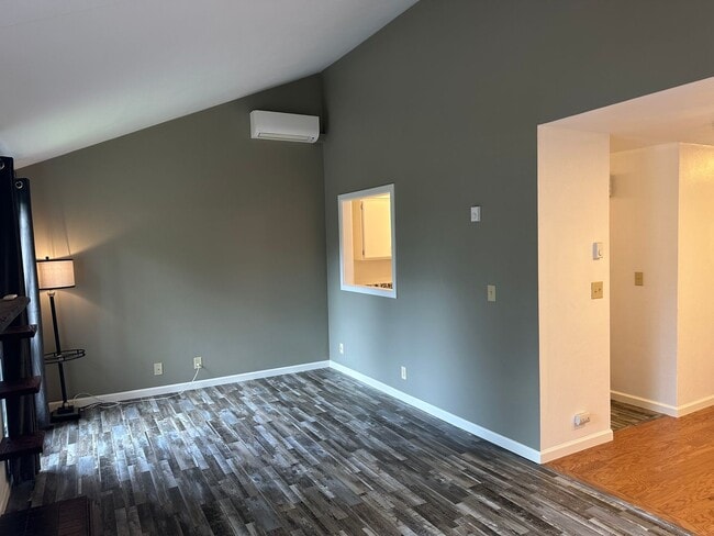 Building Photo - Updated 2 bedroom 1.5 bath condo!