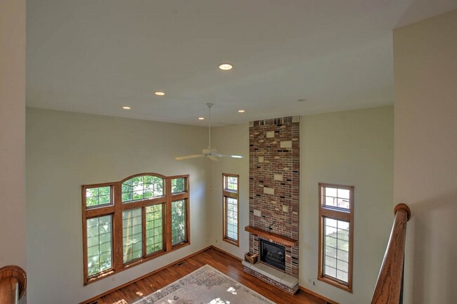 Building Photo - Beautiful Forsyth Home!