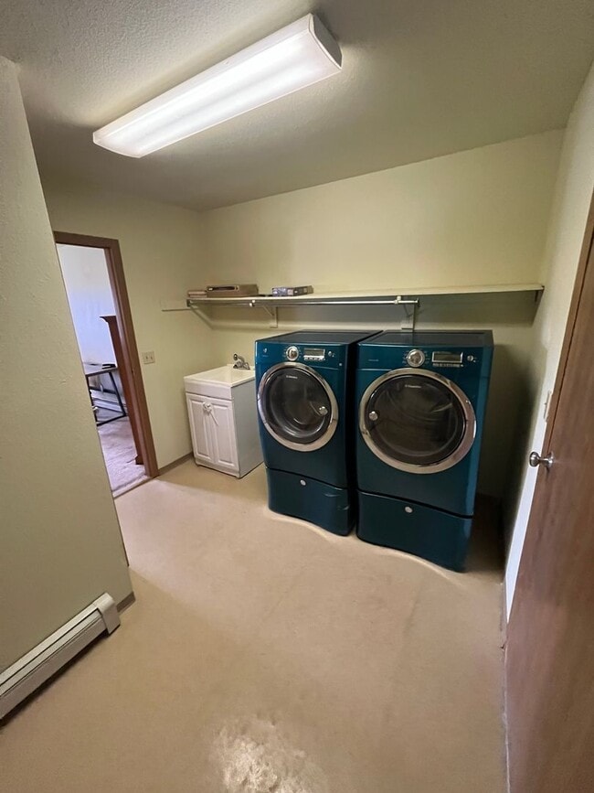 Building Photo - Partially furnished/heat included/4 bedroom