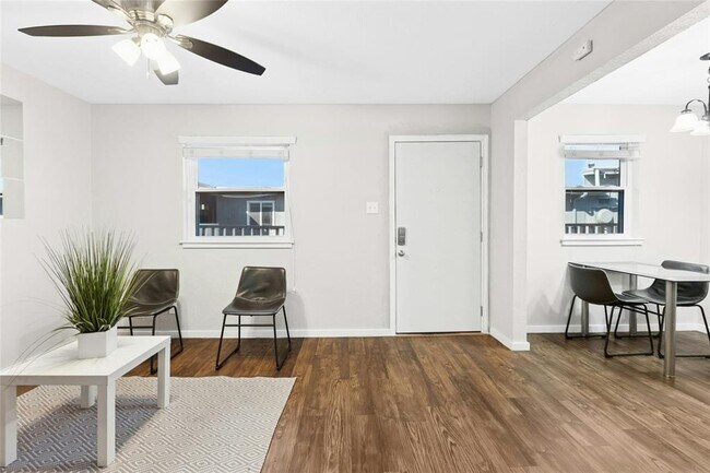 Foto del edificio - 2401 Manor Rd