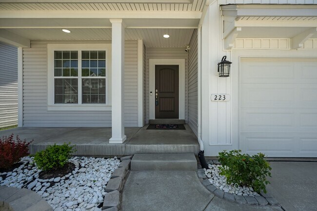 Building Photo - 223 Randlin Dr