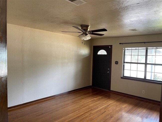 Building Photo - 702 Fostoria Ln