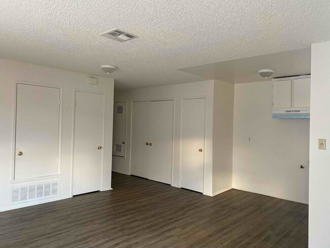 Building Photo - 1050 E Ave Q3