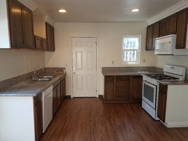 Building Photo - 6615 Lash Ln
