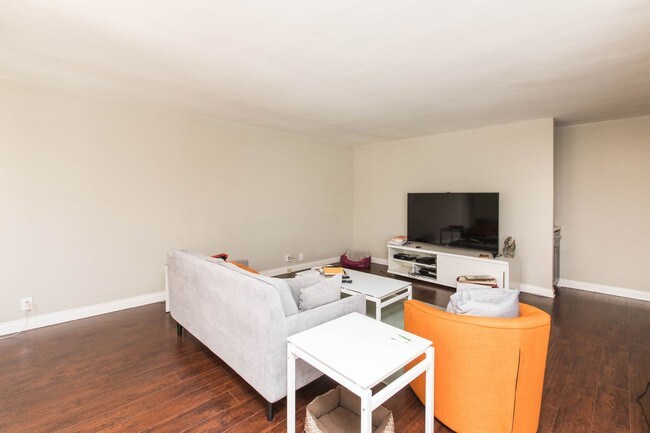 Foto del edificio - 743 N Sweetzer Ave