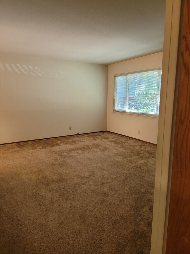 Building Photo - 664 Ehrhorn Ave