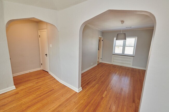 Foto del edificio - 5823 Lindenwood Ave