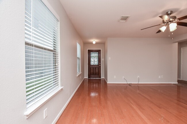 Foto del edificio - 15327 Mission Oak Dr