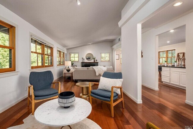 Building Photo - FIVE BEDROOM THREE AND HALF BATH HOME ON C...
