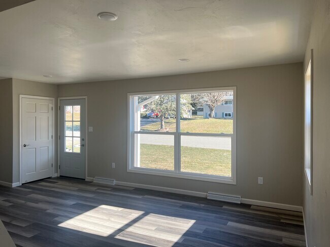 Building Photo - 520 Van Dyke Ave