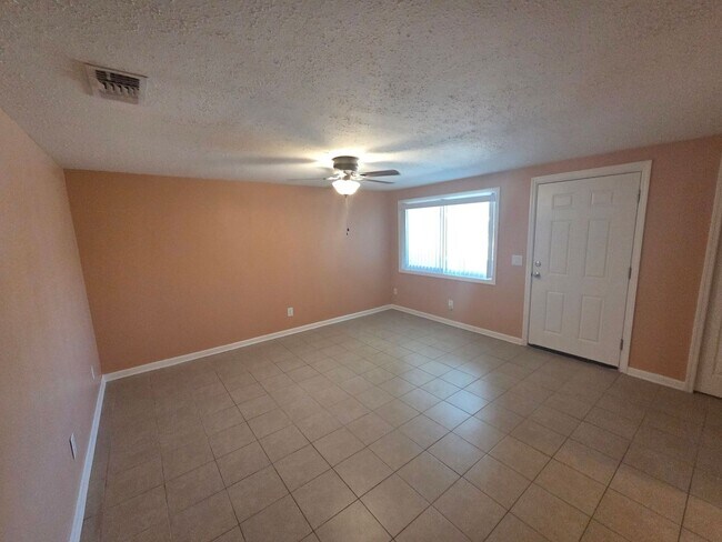 Building Photo - Cozy 3Bed/2Ba Unit, Conveniently Located N...