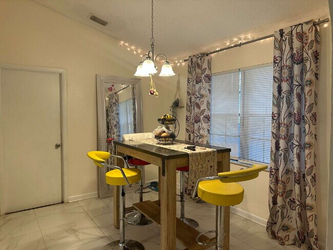 Foto del edificio - 3 bedroom, 2 bathroom home in Palm Bay wit...