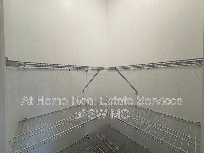 Building Photo - 4930 W Minota St