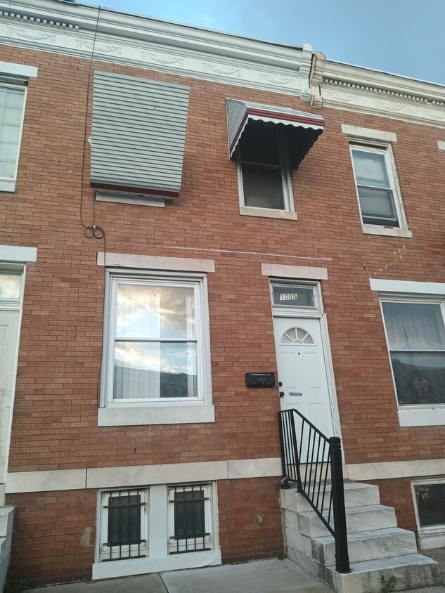 Primary Photo - 1005 N Payson St
