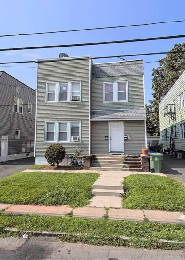 Primary Photo - 422 Bacheller Ave