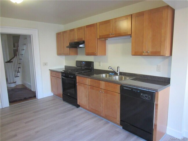 Building Photo - 212 S Cherry St