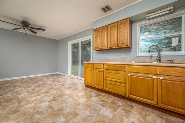 Building Photo - 270 Pleasant Valley