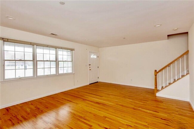 Foto del edificio - Impeccable 3 Bedroom Townhouse With Upscale Features $5700