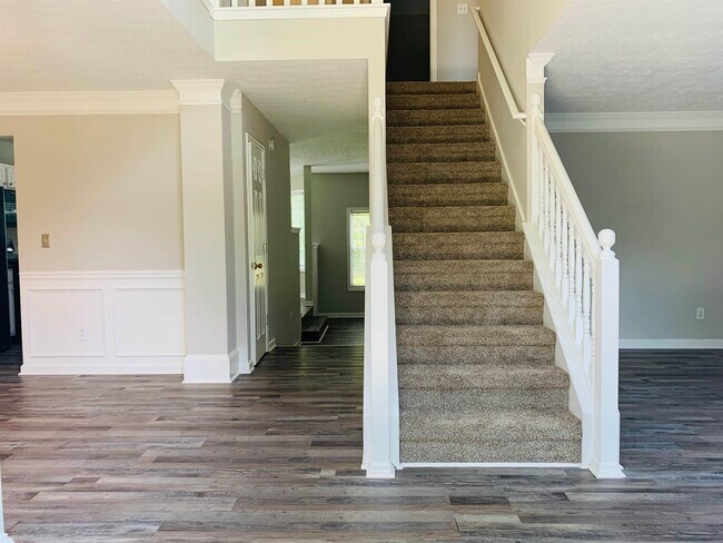 Foto del edificio - 325 Barrington Grange Dr