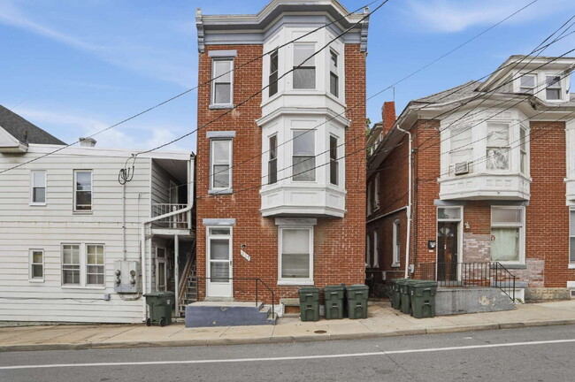 Building Photo - Welcome home to this newly renovated 2 bedroom top floor apartment