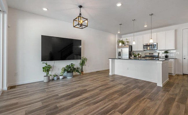 Building Photo - 2 Bedroom Townhome w/ Garage!