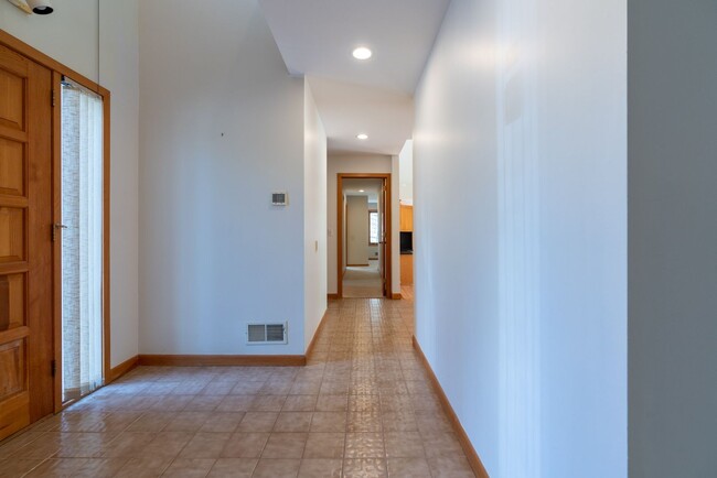 Building Photo - 3 Bedroom Contemporary on Private Lot, 1 &...