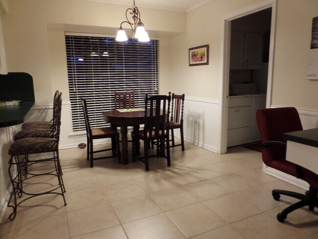 Building Photo - Large 4 BR/ 2.5 BA in Shenandoah!