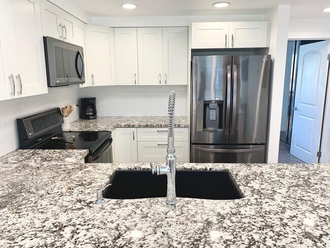 Foto del edificio - Fully Furnished Luxury Unit