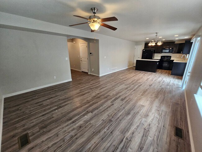 Foto del edificio - Gorgeous 4 Bed 3 bath Home In Lorson Ranch!!