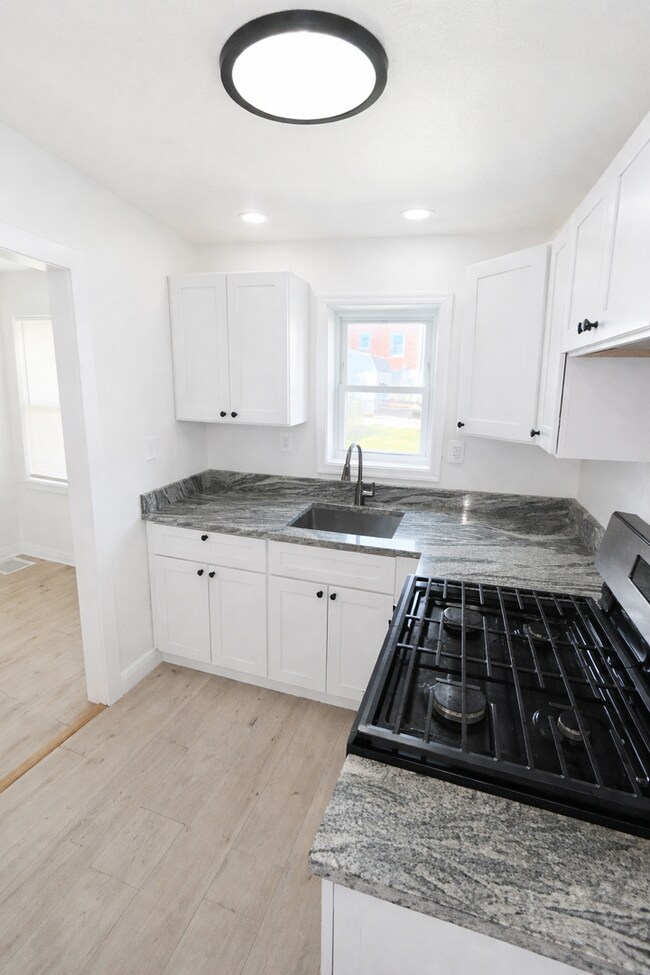 Foto del edificio - Renovated Home with Modern Kitchen, Basement & Natural Light