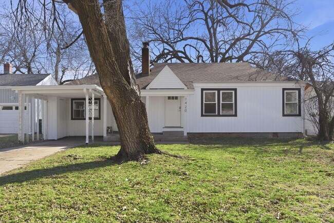 Building Photo - 1420 S Pickwick Ave