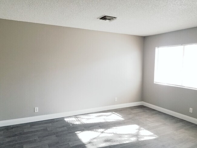Building Photo - ST GEORGE DUPLEX