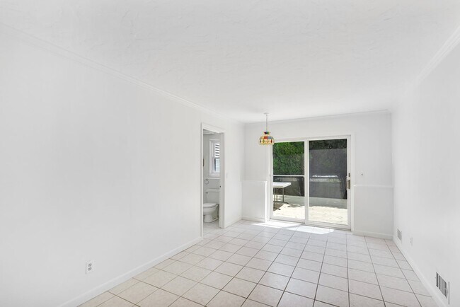 Building Photo - 516 Knickerbocker Rd