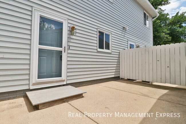 Building Photo - Lovely 2 Bedroom 2.5 Bathroom Townhome