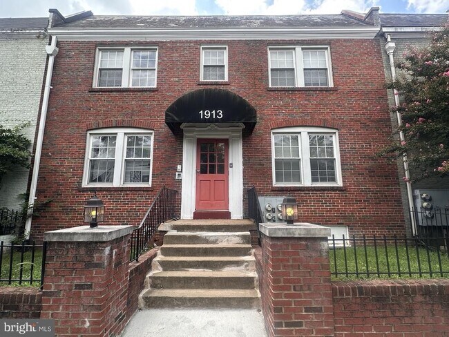 Building Photo - 1913 Rosedale St NE